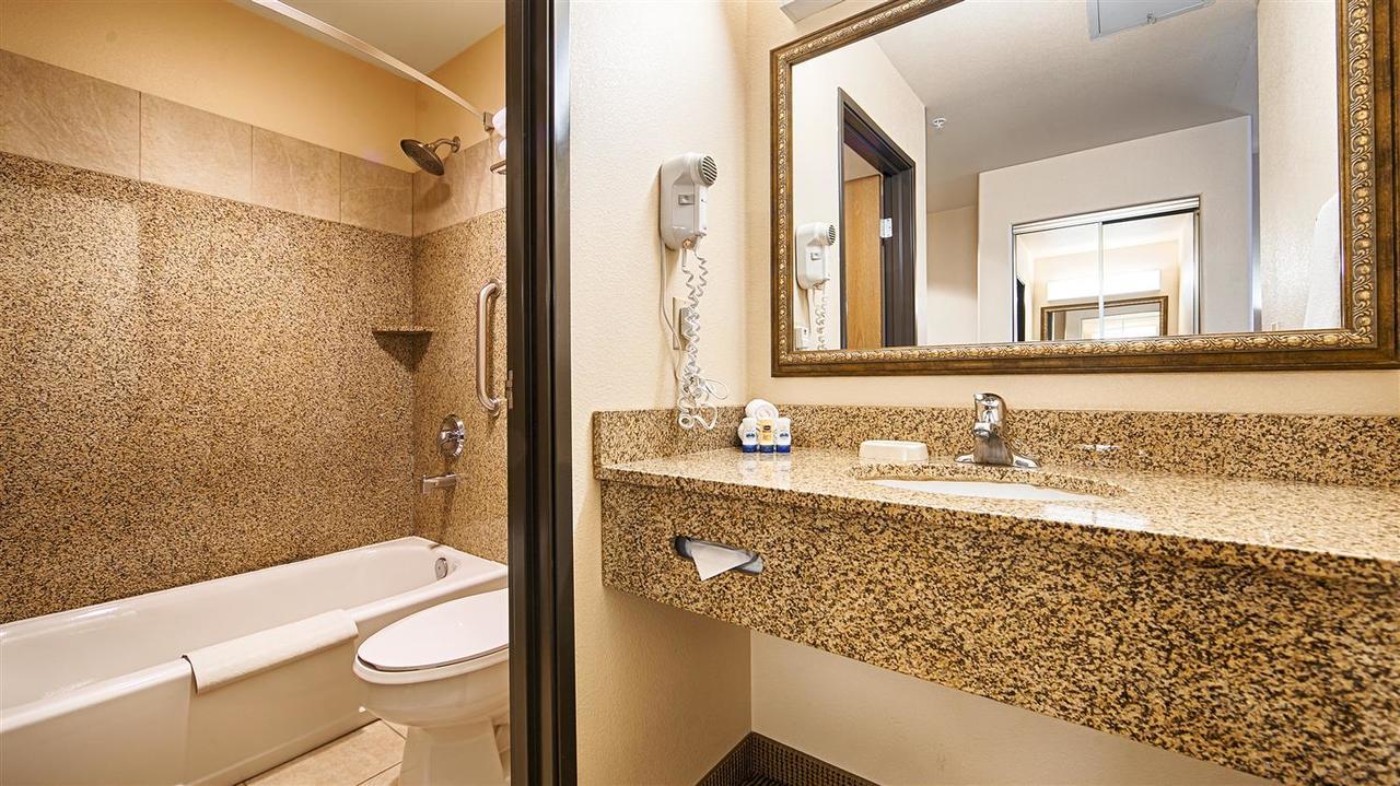 Bloomfield Best Western Territorial Inn And Suites מראה חיצוני תמונה